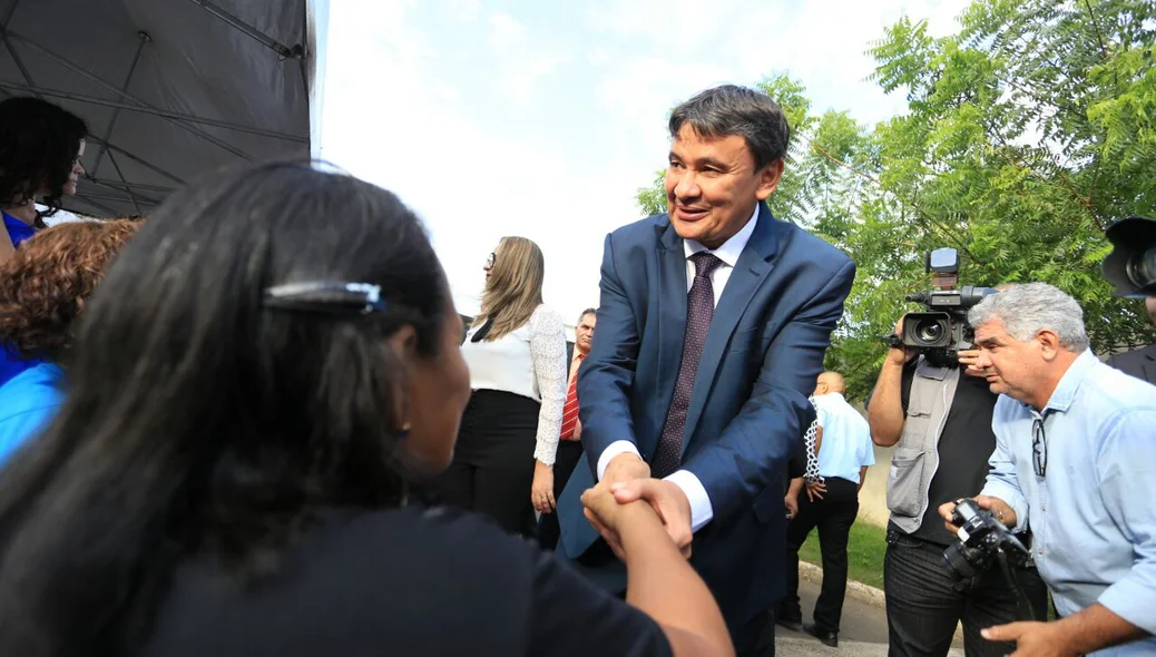 Governador Wellington Dias durante entrega de van da ADVIC em Campo Maior