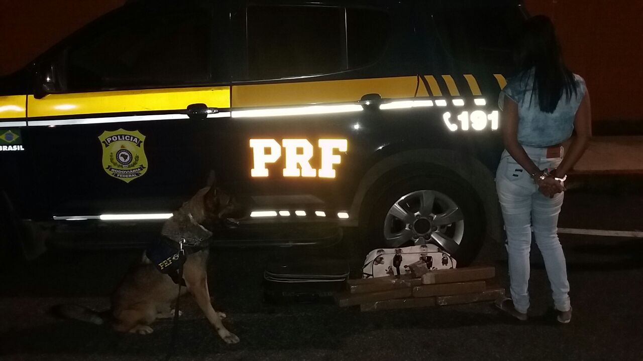 Jovem de 23 anos foi presa pela PRF com 6 tabletes de maconha