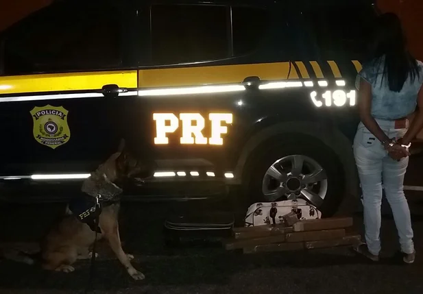 Jovem de 23 anos foi presa pela PRF com 6 tabletes de maconha