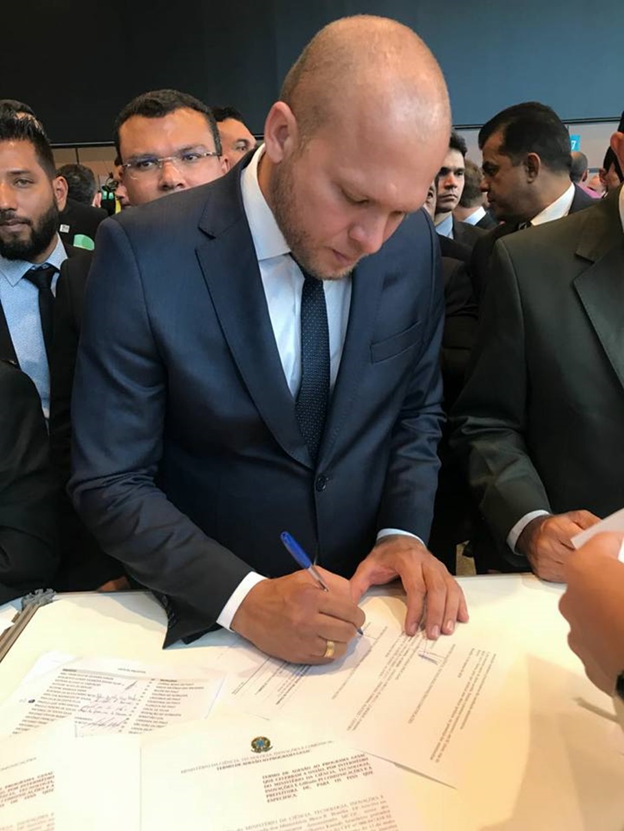 Prefeito Léo Matos, assinando Termo de Adesão do programa Internet para Todos 