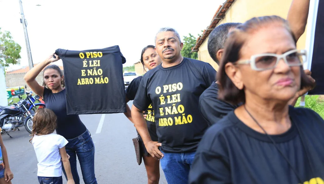 Professores manifestam durante evento da Batalha do Jenipapo 