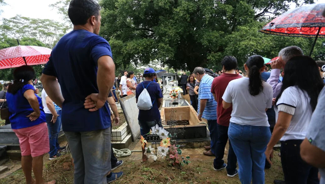 Corpo do delegado Jorginho é enterrado