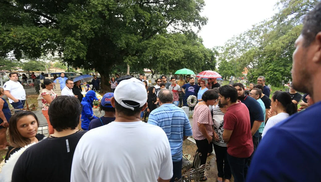 Enterro aconteceu no cemitério São Judas Tadeu