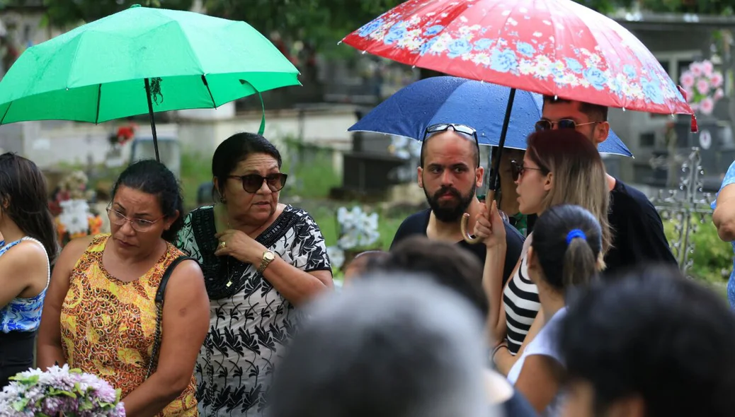 Pessoas acompanham o enterro