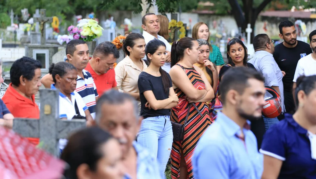 Várias pessoas acompanharam o enterro do delegado Jorginho