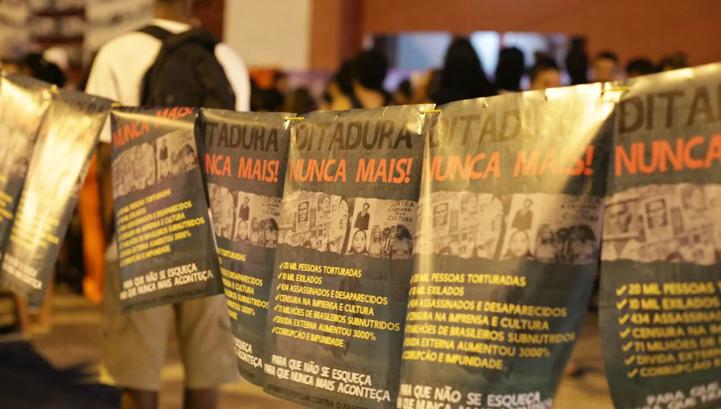 Cartazes no evento em prol de Marielle