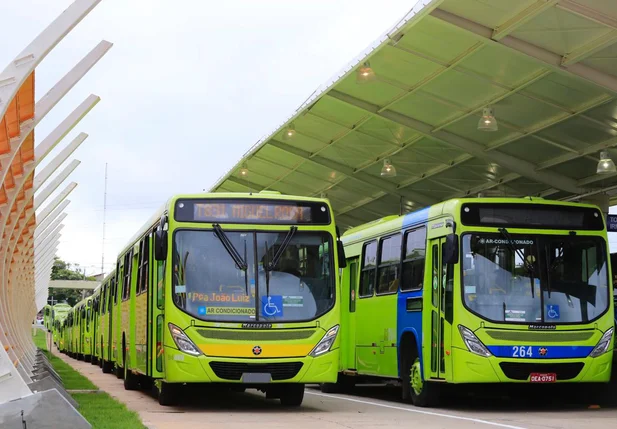 Prefeitura de Teresina entrega 30 ônibus com ar-condicionado