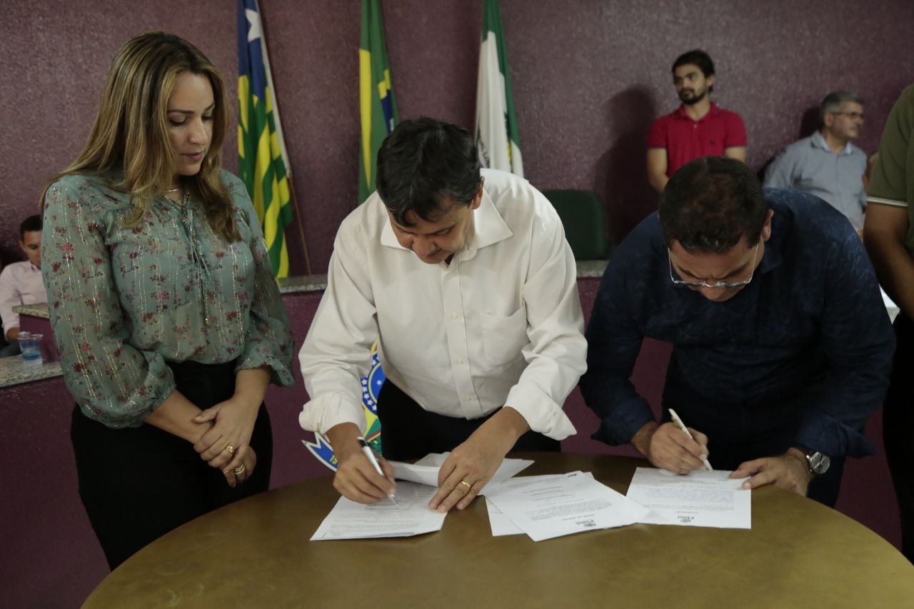 Governador assinando ordens de serviços 