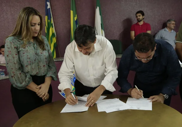 Governador assinando ordens de serviços 
