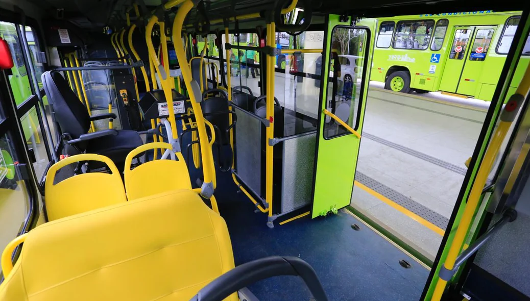 Interior dos novos ônibus entregues pela Prefeitura de Teresina