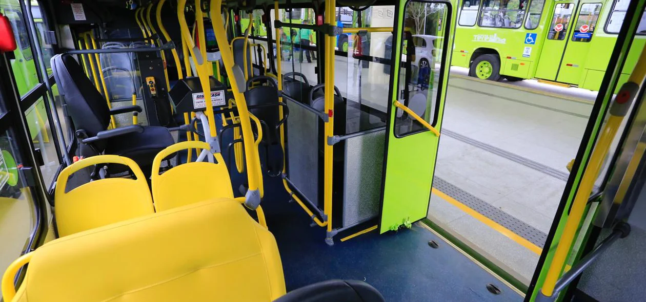 Interior dos novos ônibus entregues pela Prefeitura de Teresina