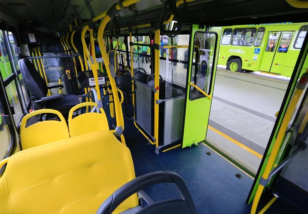 Interior dos novos ônibus entregues pela Prefeitura de Teresina