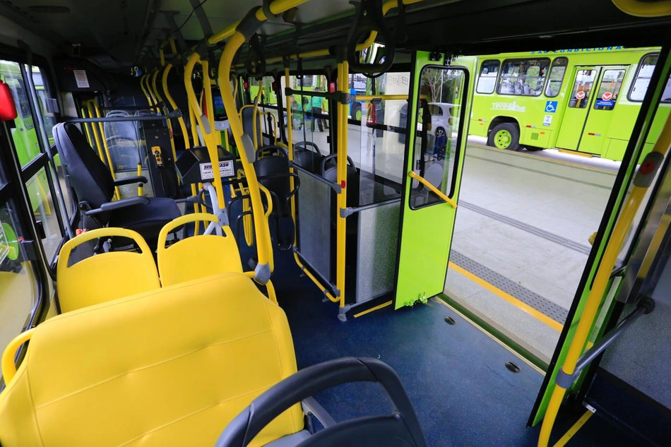 Interior dos novos ônibus entregues pela Prefeitura de Teresina
