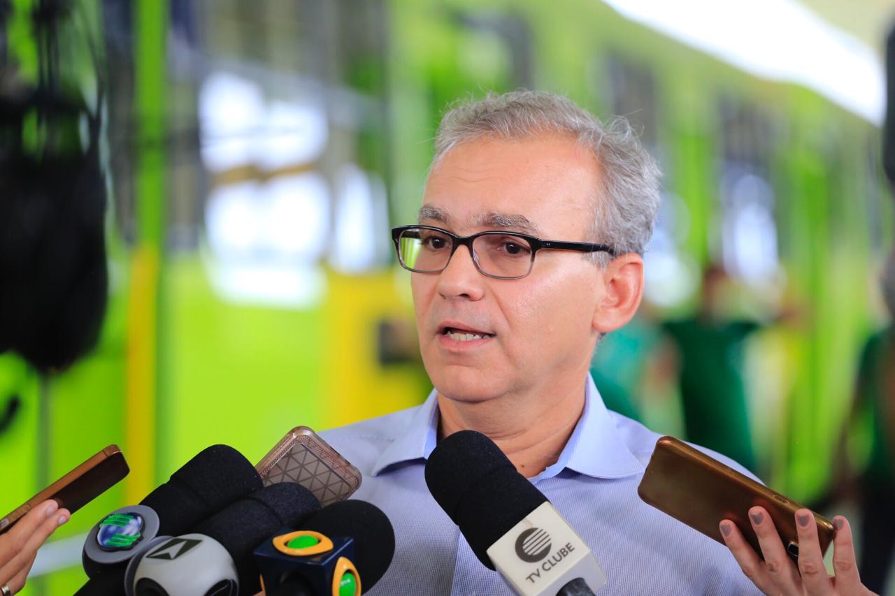 Prefeito Firmino Filho durante entrega de frota com 30 ônibus novos