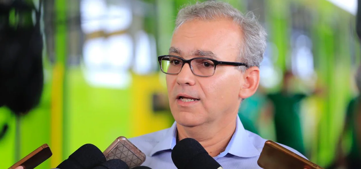 Prefeito Firmino Filho durante entrega de frota com 30 ônibus novos