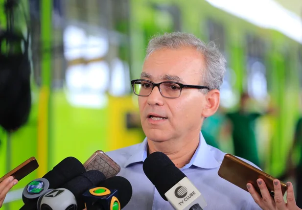 Prefeito Firmino Filho durante entrega de frota com 30 ônibus novos