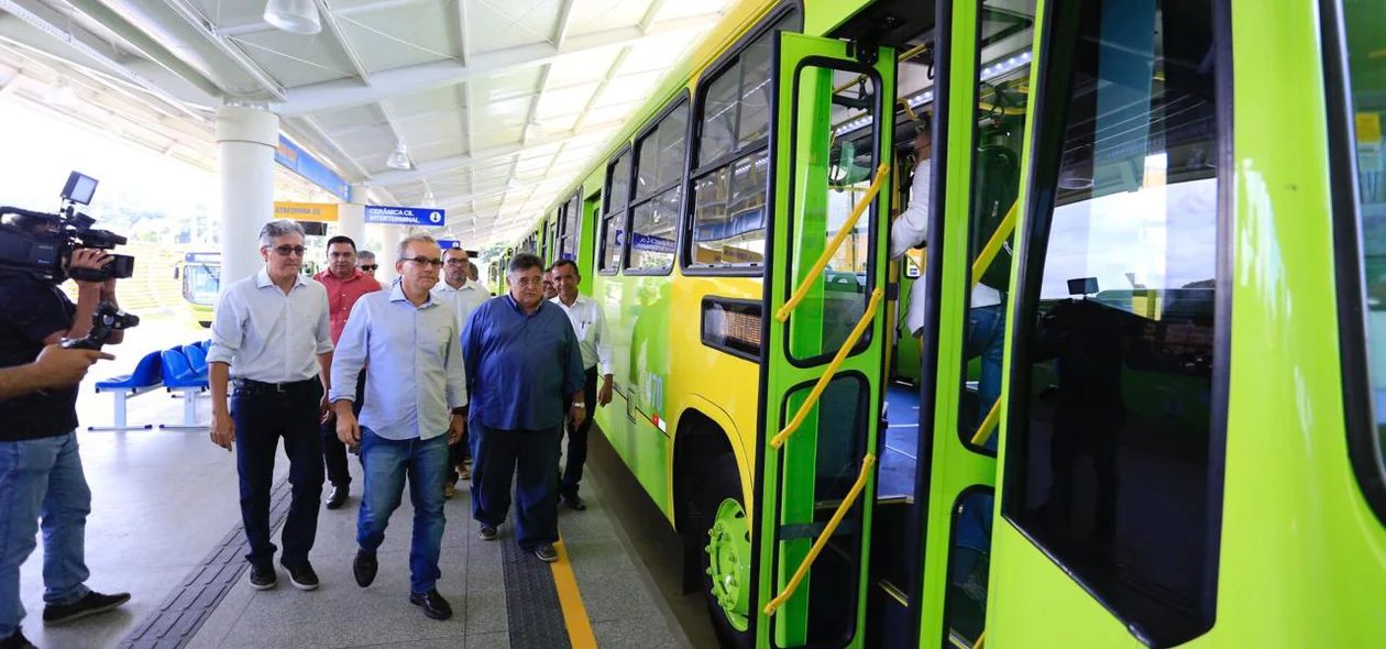 Prefeito Firmino Filho durante entrega de ônibus na zona sul de Teresina
