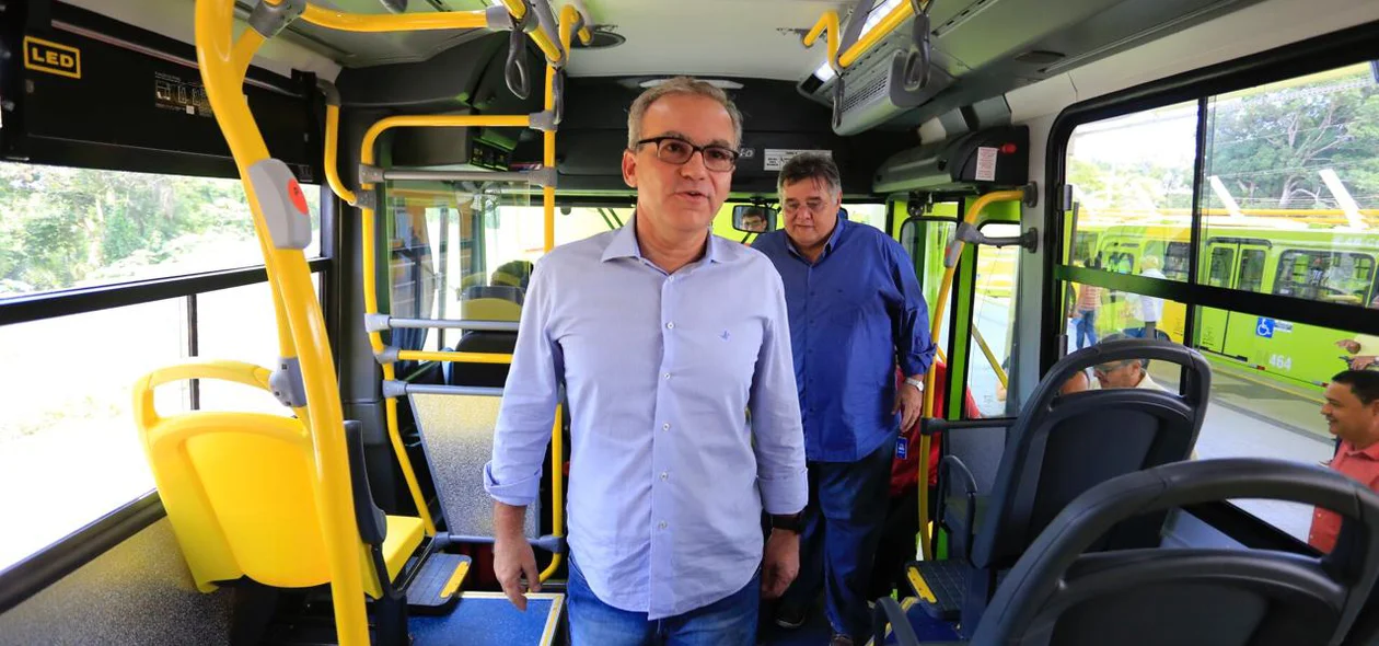 Prefeito Firmino Filho entrega novos ônibus