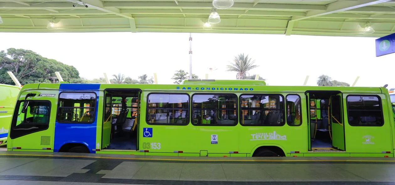Prefeitura de Teresina entrega 30 novos ônibus