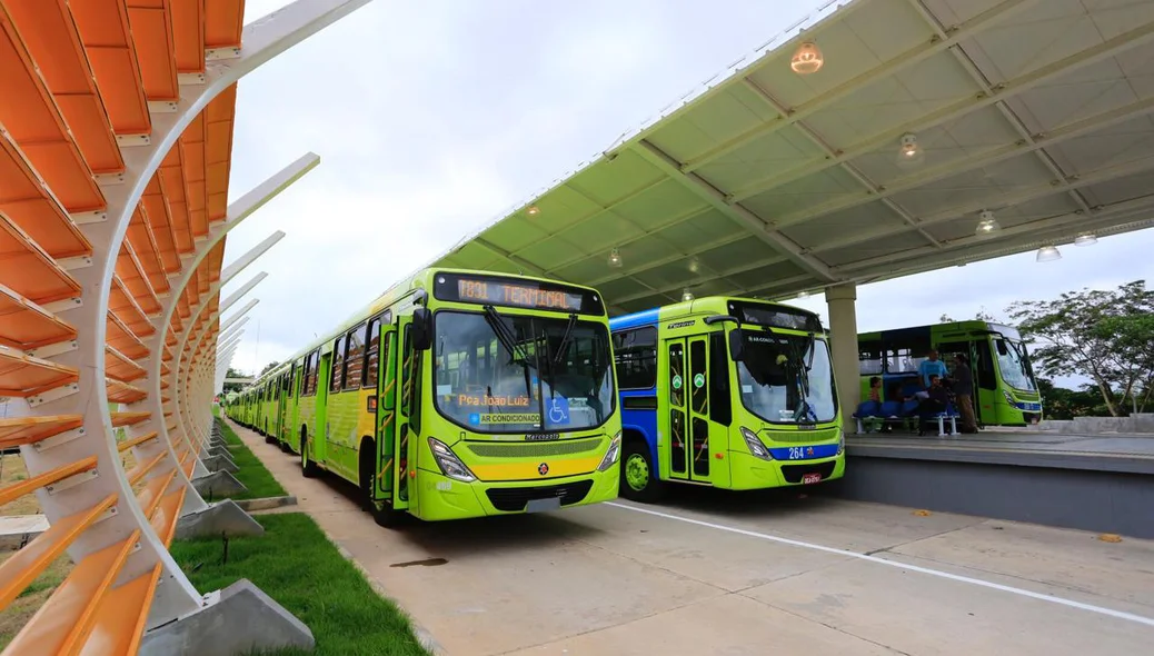 Prefeitura de Teresina entrega novos ônibus