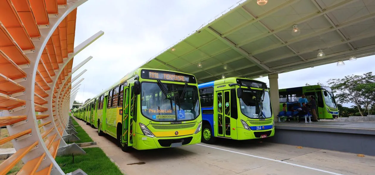 Prefeitura de Teresina entrega novos ônibus