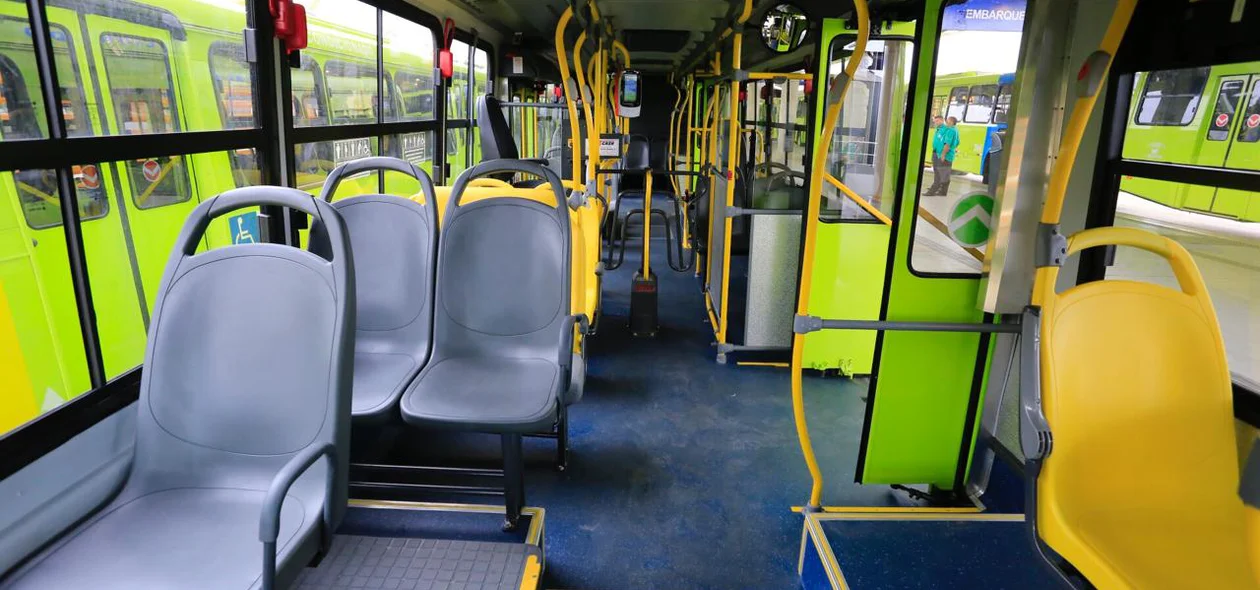 Prefeitura entrega 30 novos ônibus