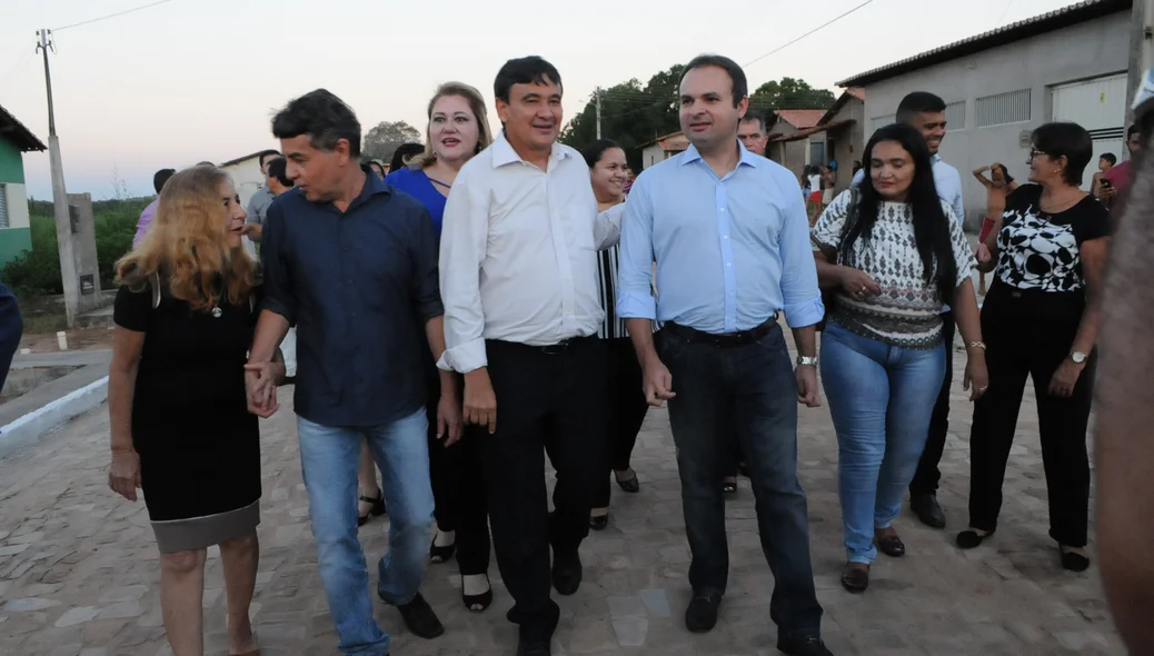 Governador e autoridades visitando obras em Monsenhor Gil  