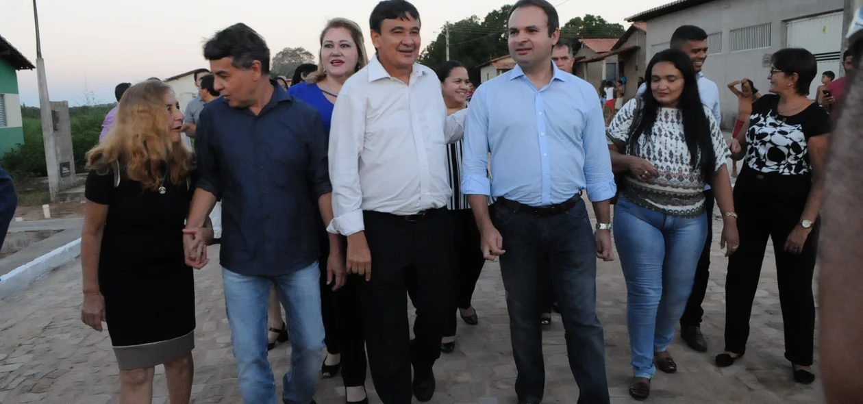 Governador e autoridades visitando obras em Monsenhor Gil  