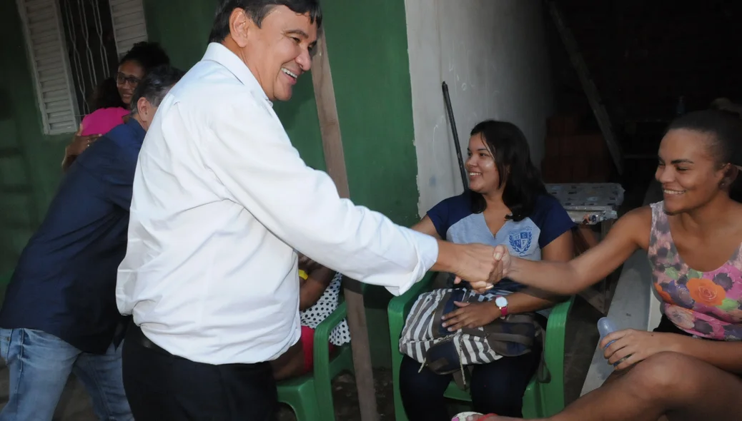 Governador falando com o povo 