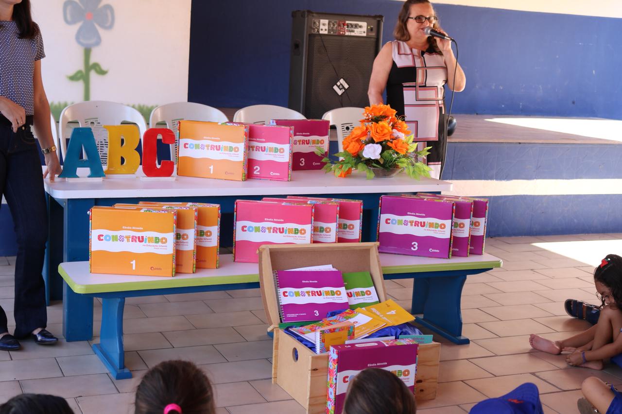 Livros entregues pela prefeitura de Cocal 