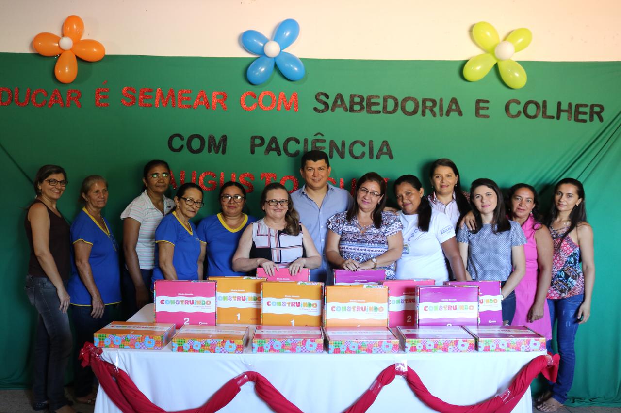 Prefeito Rubens Vieira acompanhou a entrega dos livros