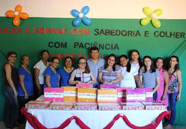 Prefeito Rubens Vieira acompanhou a entrega dos livros