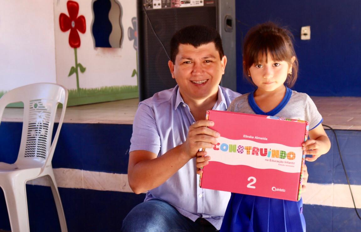 Prefeito Rubens Vieira entrega livro