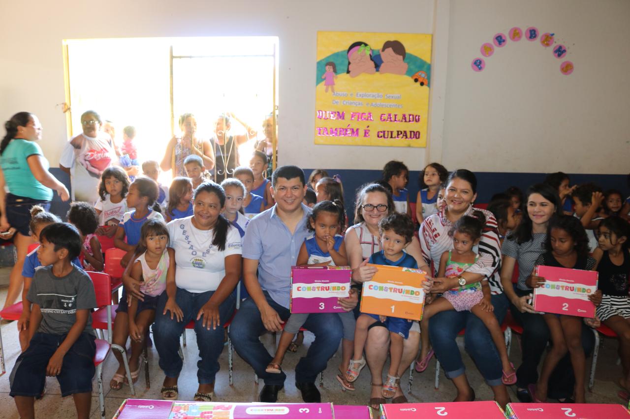 Prefeitura de Cocal benefici alunos com livros didáticos