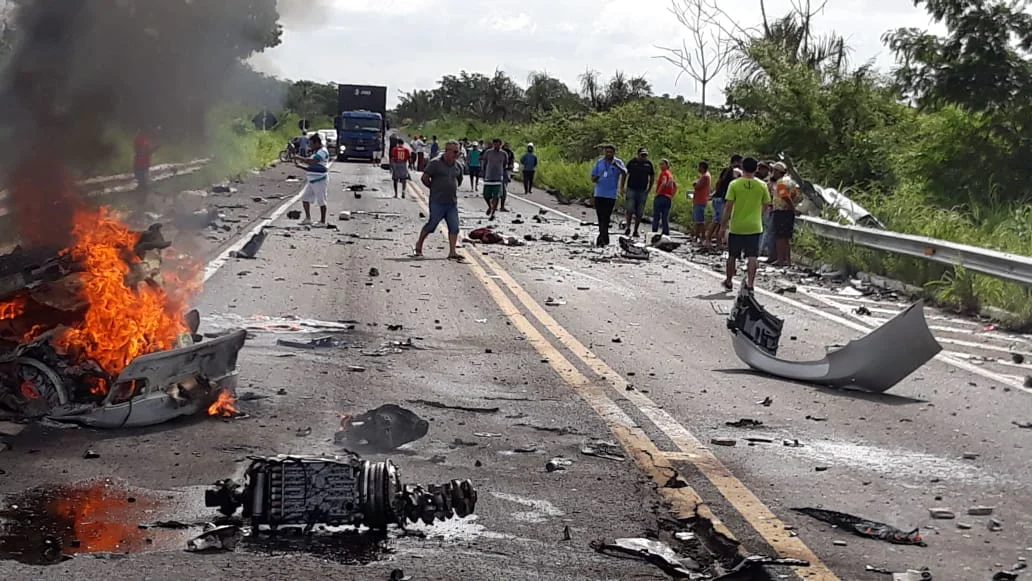 Grave acidente na BR 343 deixa duas pessoas mortas