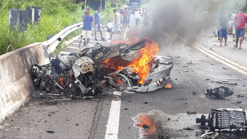 Um dos veículos envolvidos no acidente na BR 343 incendiou após o impacto