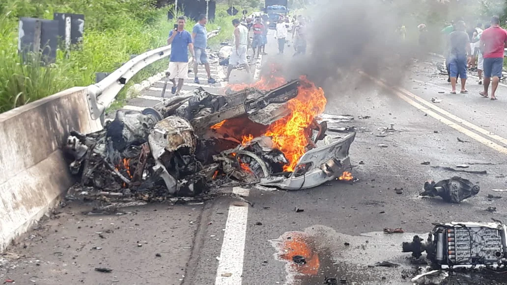 Um dos veículos envolvidos no acidente na BR 343 incendiou após o impacto