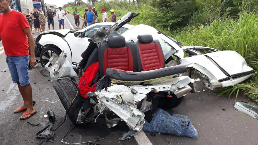 Veículos envolvidos em acidente na BR 343 ficaram destruídos