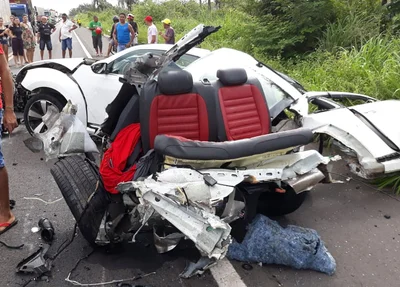 Veículos envolvidos em acidente na BR 343 ficaram destruídos