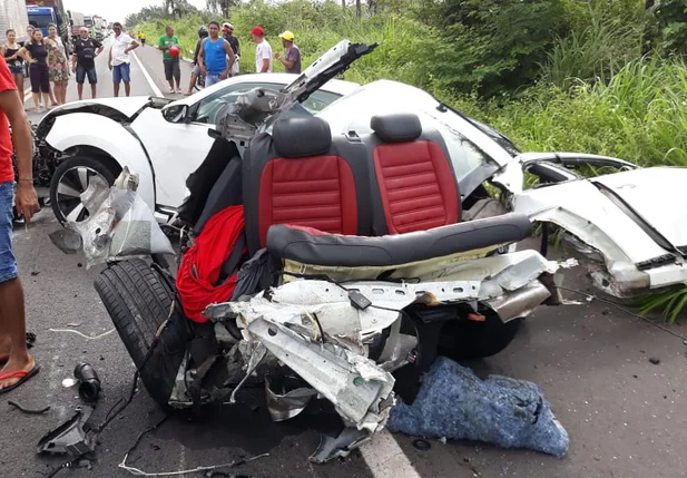 Veículos envolvidos em acidente na BR 343 ficaram destruídos