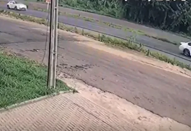 Vídeo registra carros de luxo passando na BR 343 antes de acidente