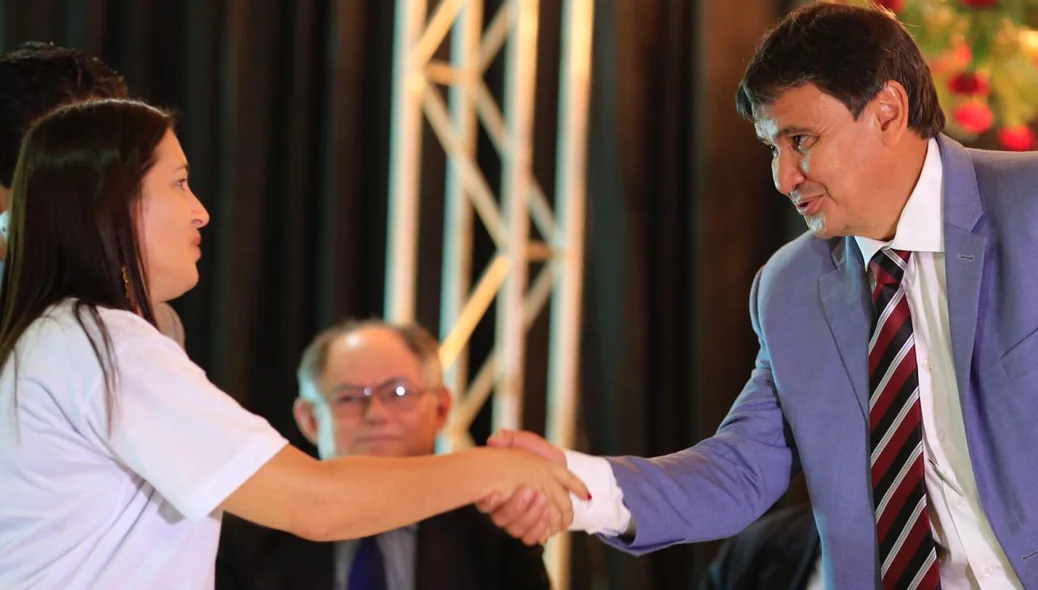 Governador Wellington Dias cumprimenta famílias em evento da SDR