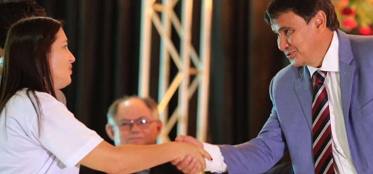 Governador Wellington Dias cumprimenta famílias em evento da SDR
