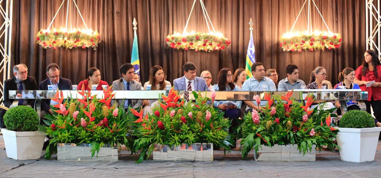 Mesa de honra em evento da SDR
