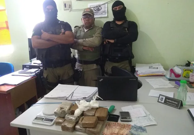 Policiais apreenderam grande quantidade de droga