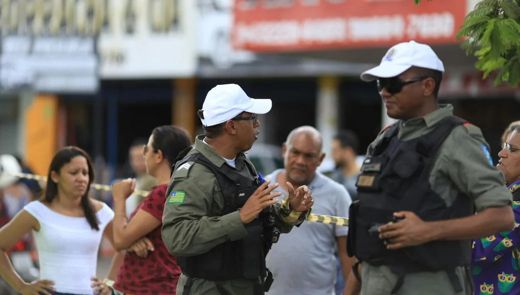 Policiais no local do acidente