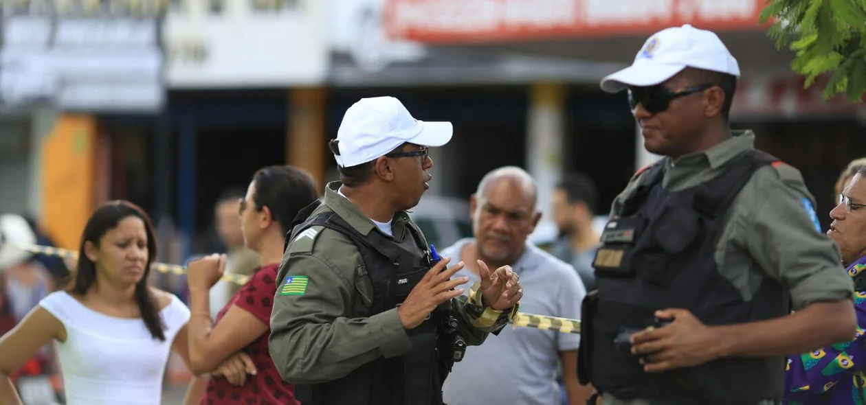 Policiais no local do acidente