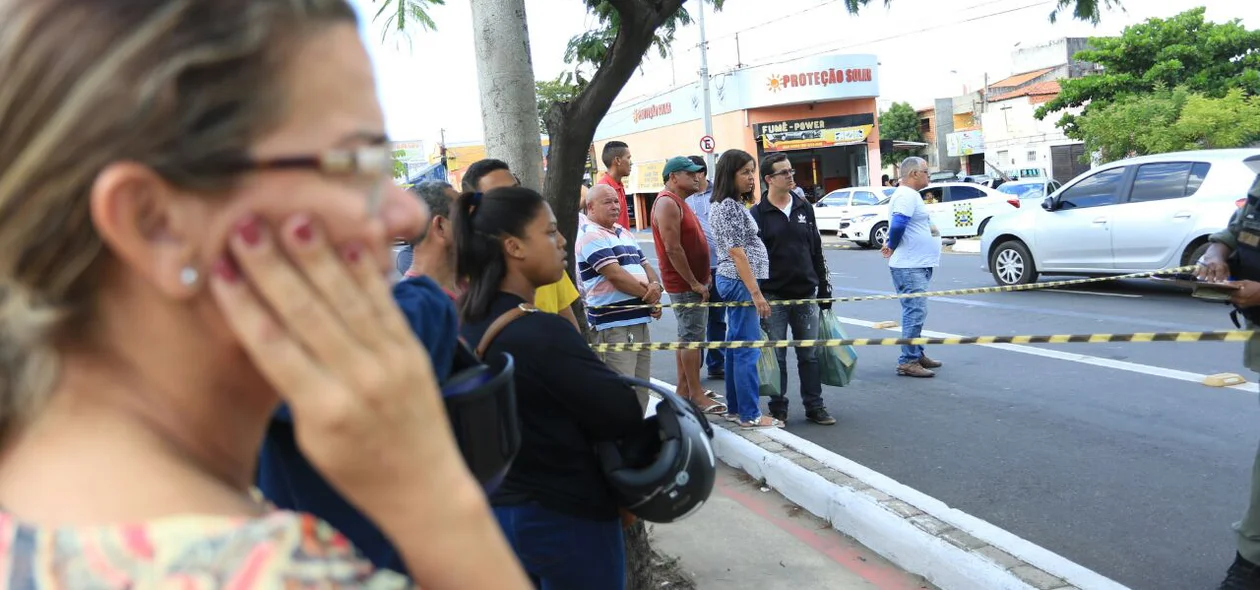 Populares observam corpo da vítima