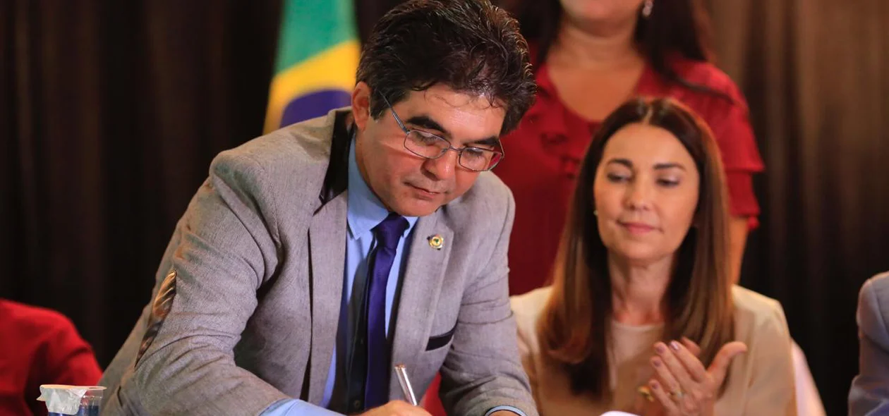Secretario Francisco Limma assinando certificados de imóveis quitados 
