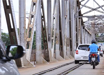Trânsito na Ponte Metálica
